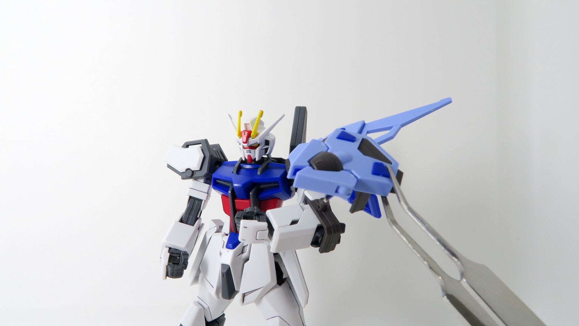 左腕の穴にパンツァーアイゼンを装着する