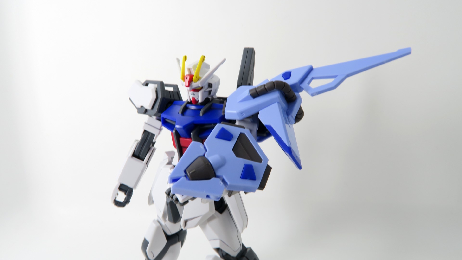 左腕の穴にパンツァーアイゼンを装着する