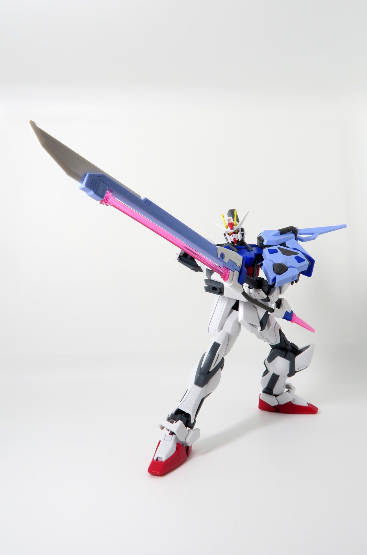 ソードストライカーを装備した際も巨大な対艦刀の両手持ちがバッチリときまる