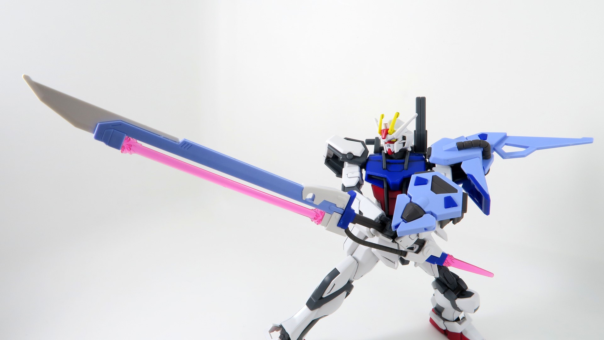 脱着可能なマイダスメッサーや、射出再現が可能なパンツァーアイゼンのおかげでソードストライクガンダムではいろんなシチュエーションが再現できる