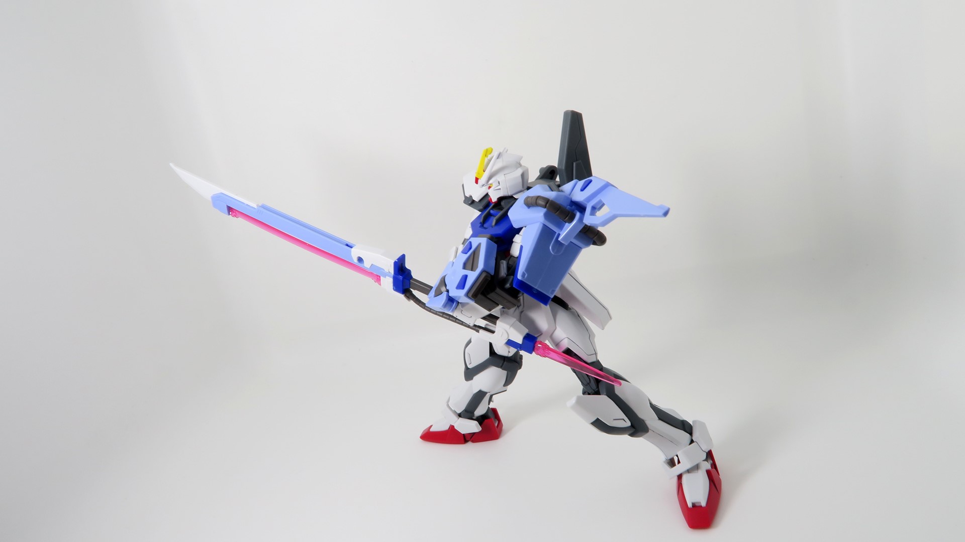 脱着可能なマイダスメッサーや、射出再現が可能なパンツァーアイゼンのおかげでソードストライクガンダムではいろんなシチュエーションが再現できる