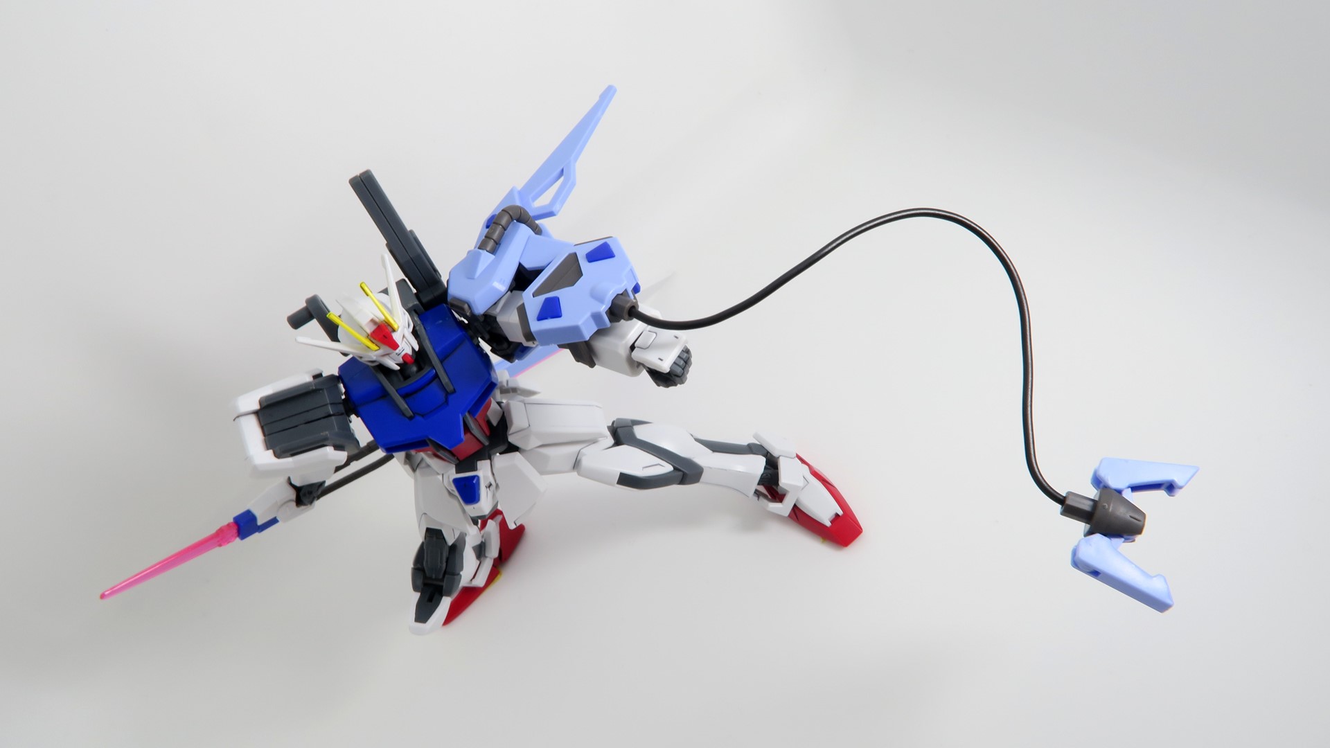 脱着可能なマイダスメッサーや、射出再現が可能なパンツァーアイゼンのおかげでソードストライクガンダムではいろんなシチュエーションが再現できる