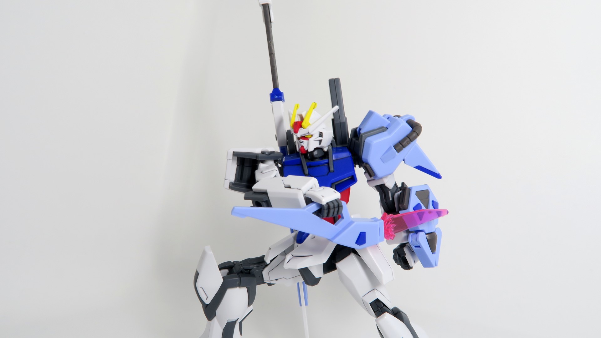 脱着可能なマイダスメッサーや、射出再現が可能なパンツァーアイゼンのおかげでソードストライクガンダムではいろんなシチュエーションが再現できる