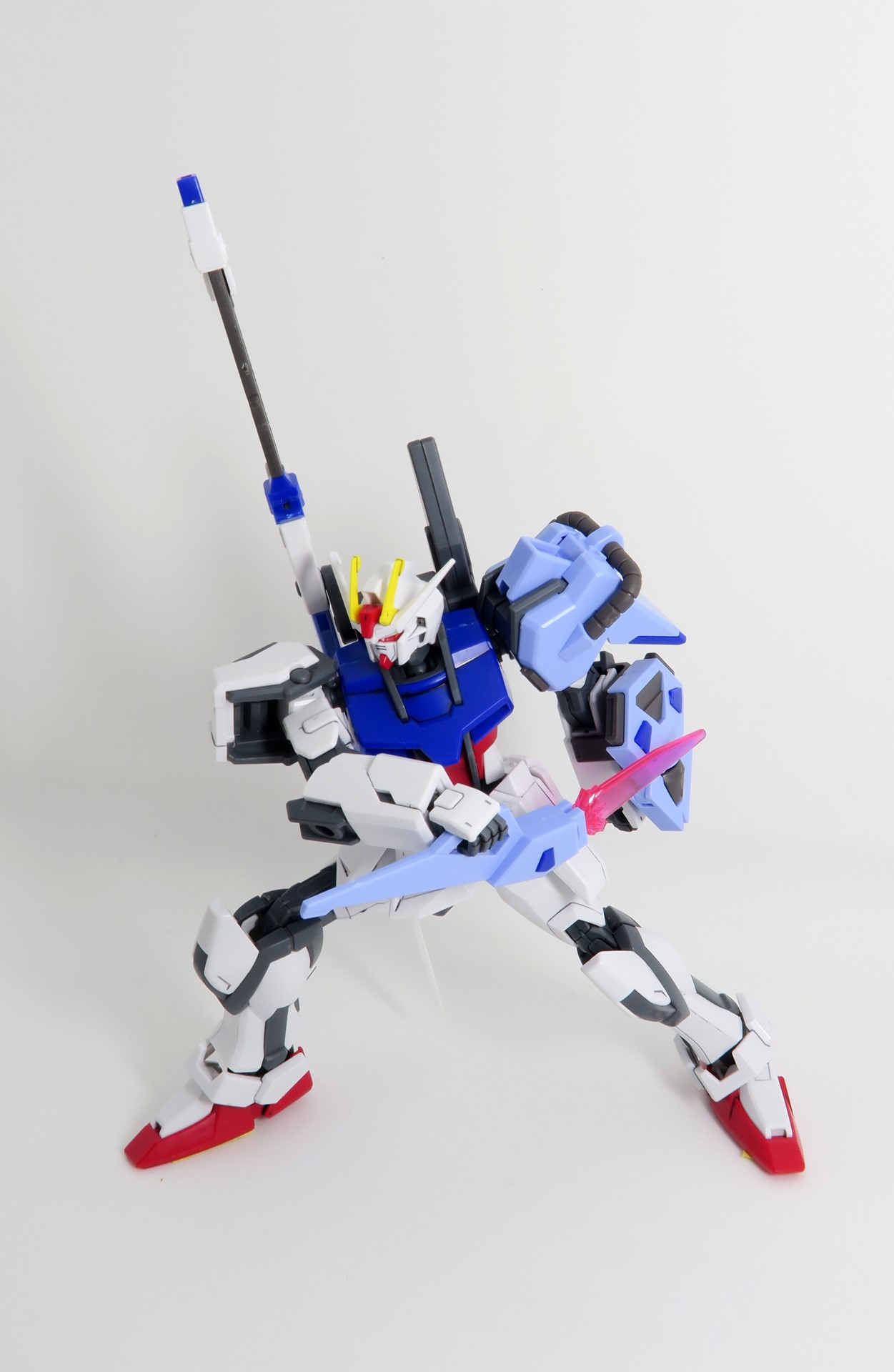 脱着可能なマイダスメッサーや、射出再現が可能なパンツァーアイゼンのおかげでソードストライクガンダムではいろんなシチュエーションが再現できる