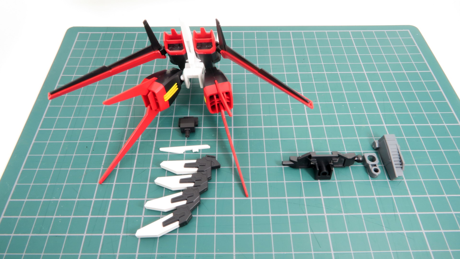 左が「オプションパーツセット ガンプラ 01（エールストライカー）」のエールストライカーと付属の追加パーツ、右がオプションパーツセット ガンプラ 02 (ランチャーストライカー&ソードストライカー)に付属している追加パーツ