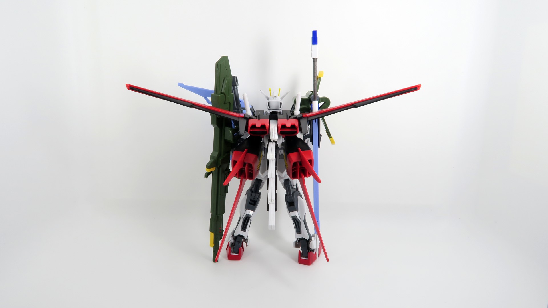 組み上がったストライカーパックをストライクガンダムの背部にドッキング