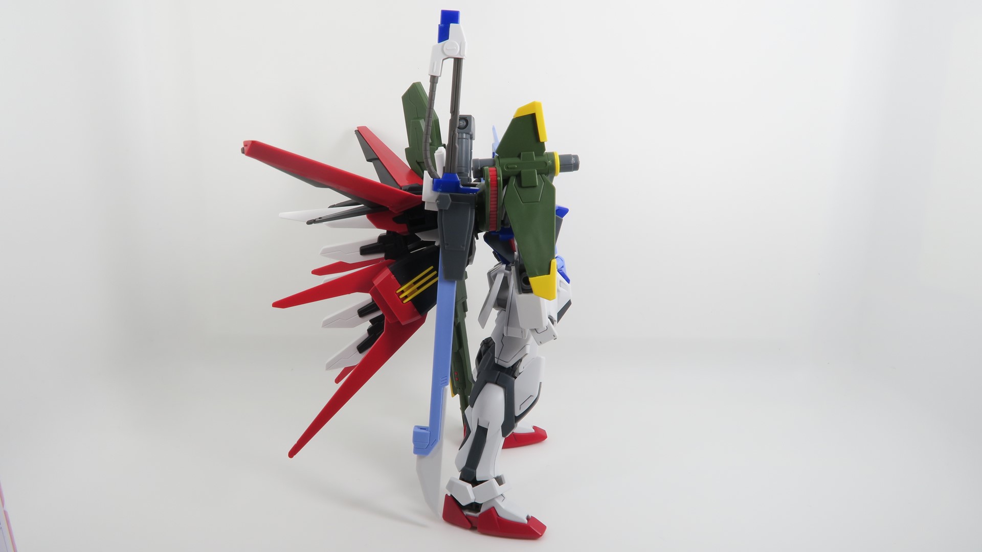 組み上がったストライカーパックをストライクガンダムの背部にドッキング