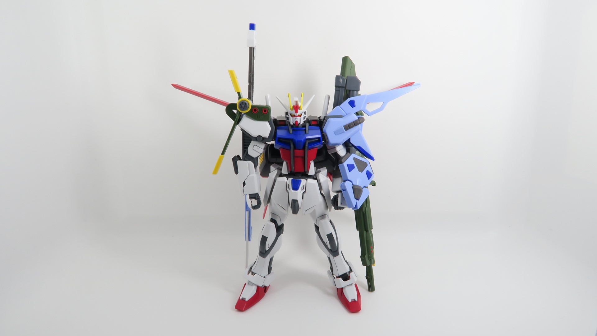 全てのストライカー武装を装備したパーフェクトストライクガンダムの完成だ