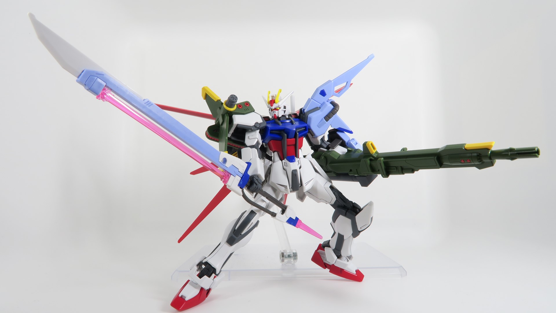 大型武装を両手に持つのでボリューム感が凄まじい