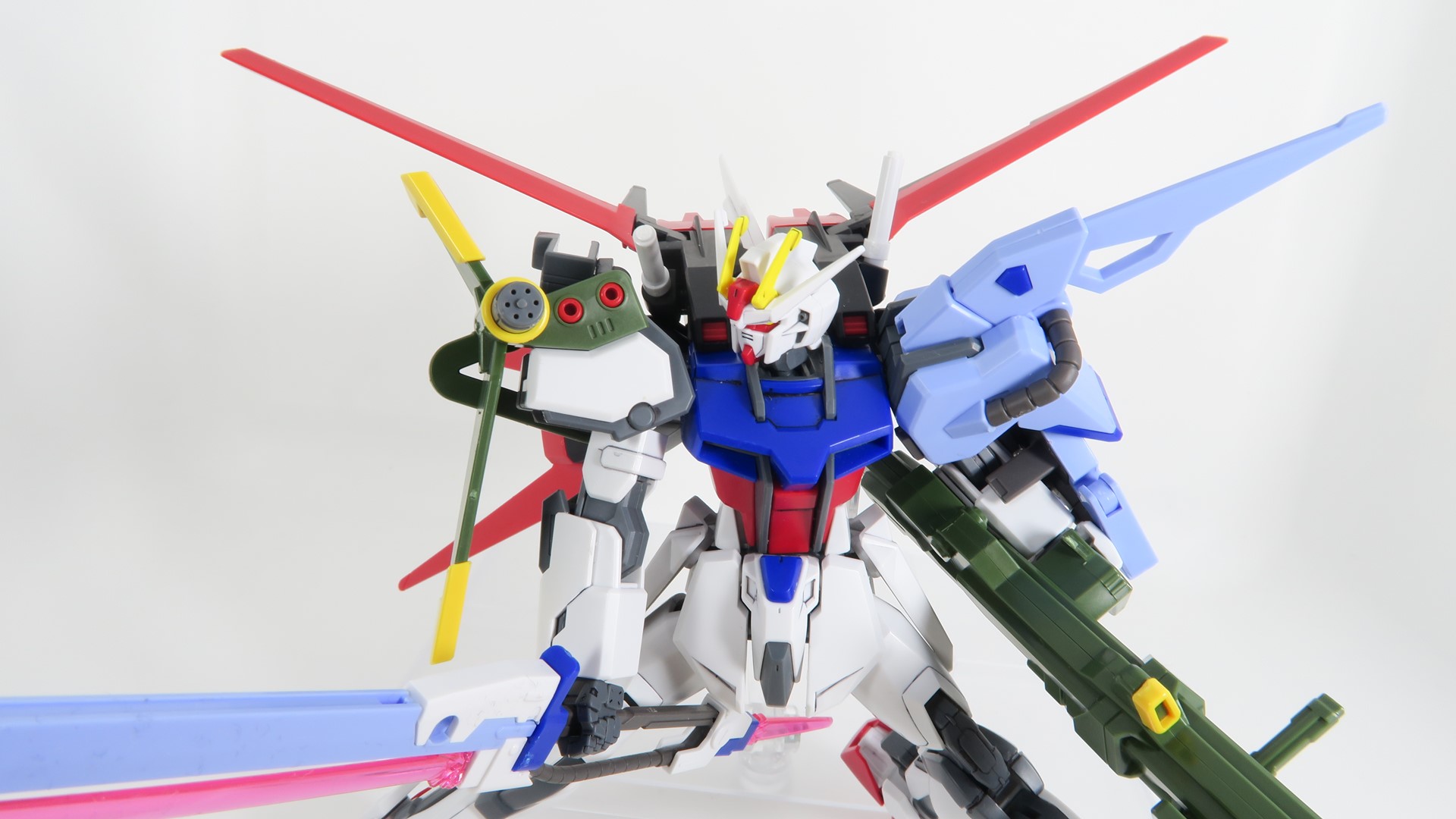 「オプションパーツセット ガンプラ 01（エールストライカー）」に付属のバズーカを装備