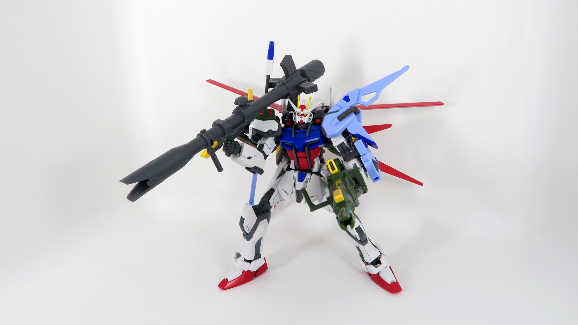 「オプションパーツセット ガンプラ 01（エールストライカー）」に付属のバズーカを装備