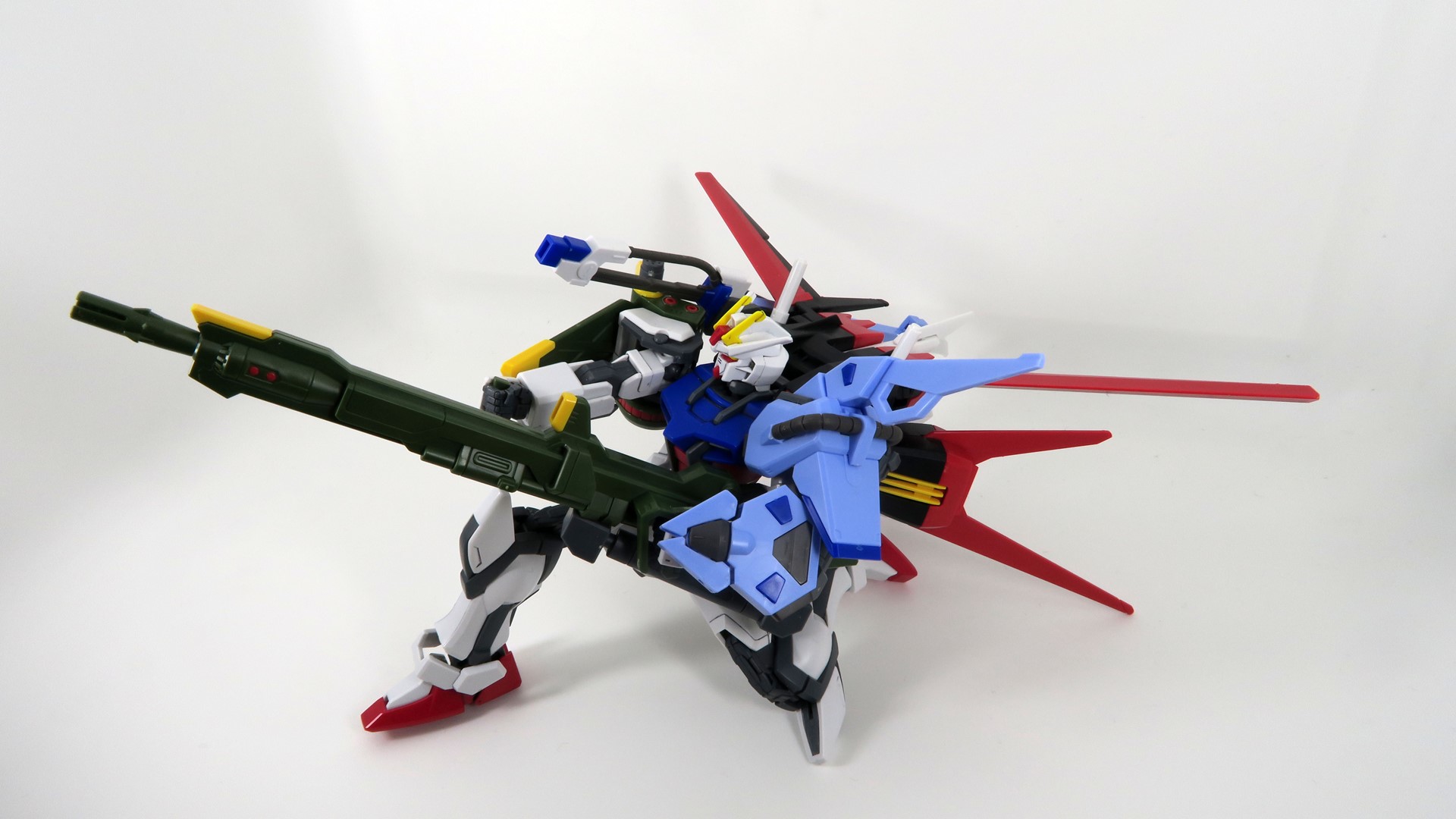 マルチプルアサルトストライカーパック装備でも膝立ちでアグニを構えるポージングも可能