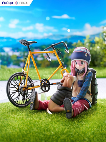 ゆるキャン△」より自転車の横で犬とたわむれる「各務原なでしこ