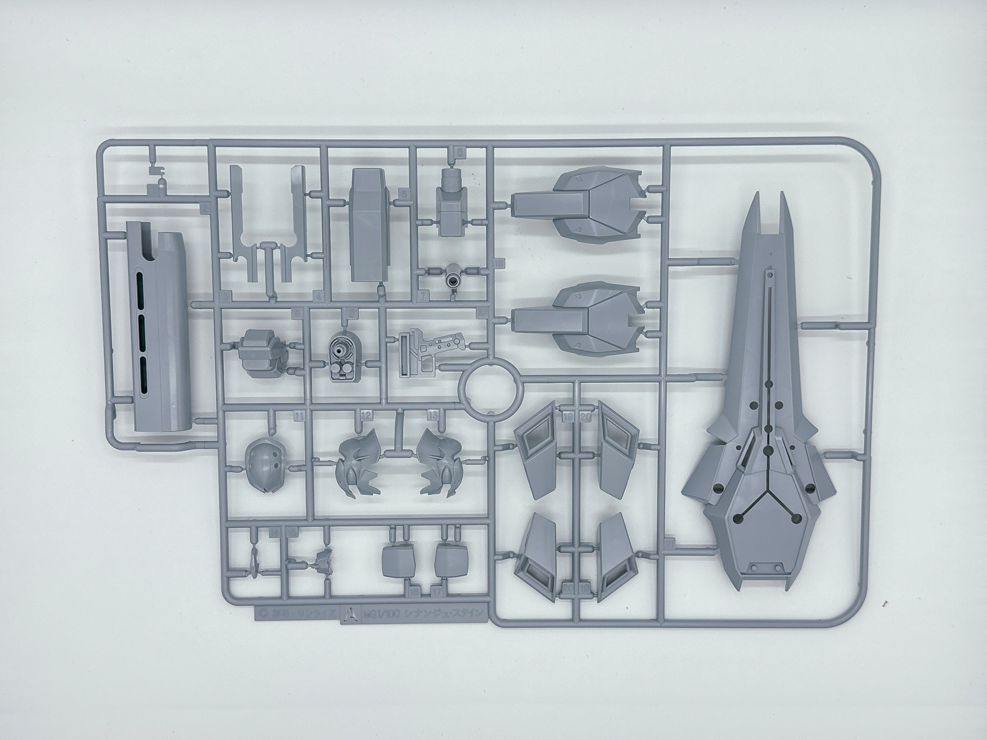 「MG 1/100 シナンジュ・スタイン (ナラティブVer.) Ver.Ka」を構成するパーツ。一部ランナーは同一のものが複数同封されています。