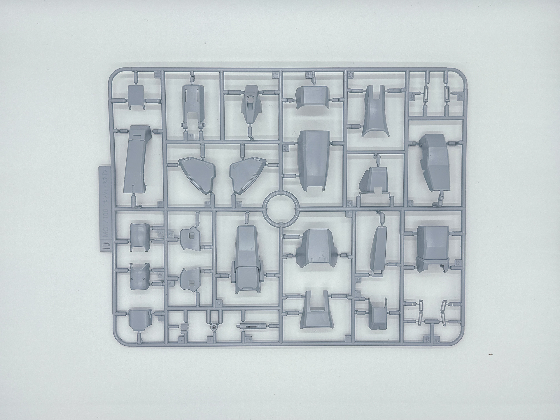 「MG 1/100 シナンジュ・スタイン (ナラティブVer.) Ver.Ka」を構成するパーツ。一部ランナーは同一のものが複数同封されています。