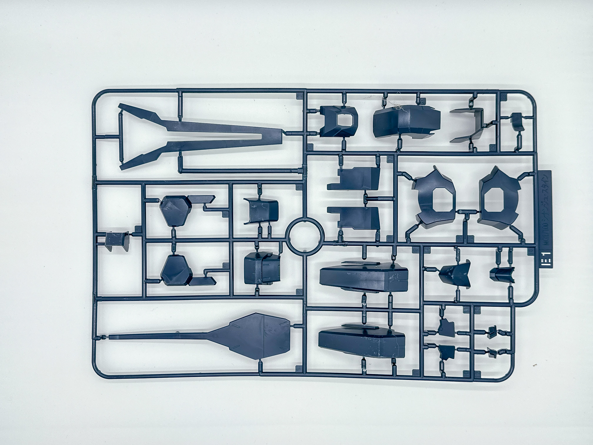 「MG 1/100 シナンジュ・スタイン (ナラティブVer.) Ver.Ka」を構成するパーツ。一部ランナーは同一のものが複数同封されています。