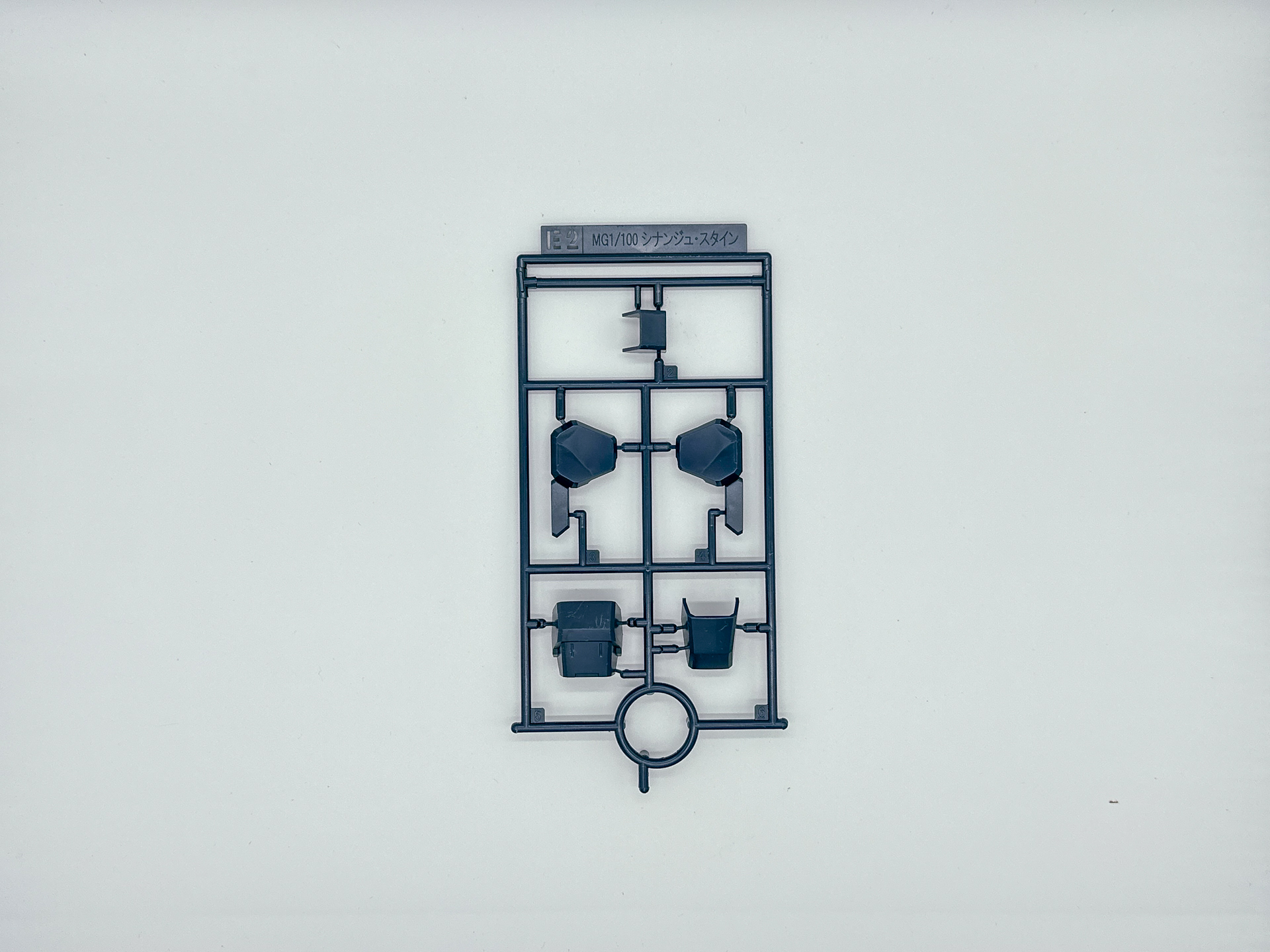 「MG 1/100 シナンジュ・スタイン (ナラティブVer.) Ver.Ka」を構成するパーツ。一部ランナーは同一のものが複数同封されています。