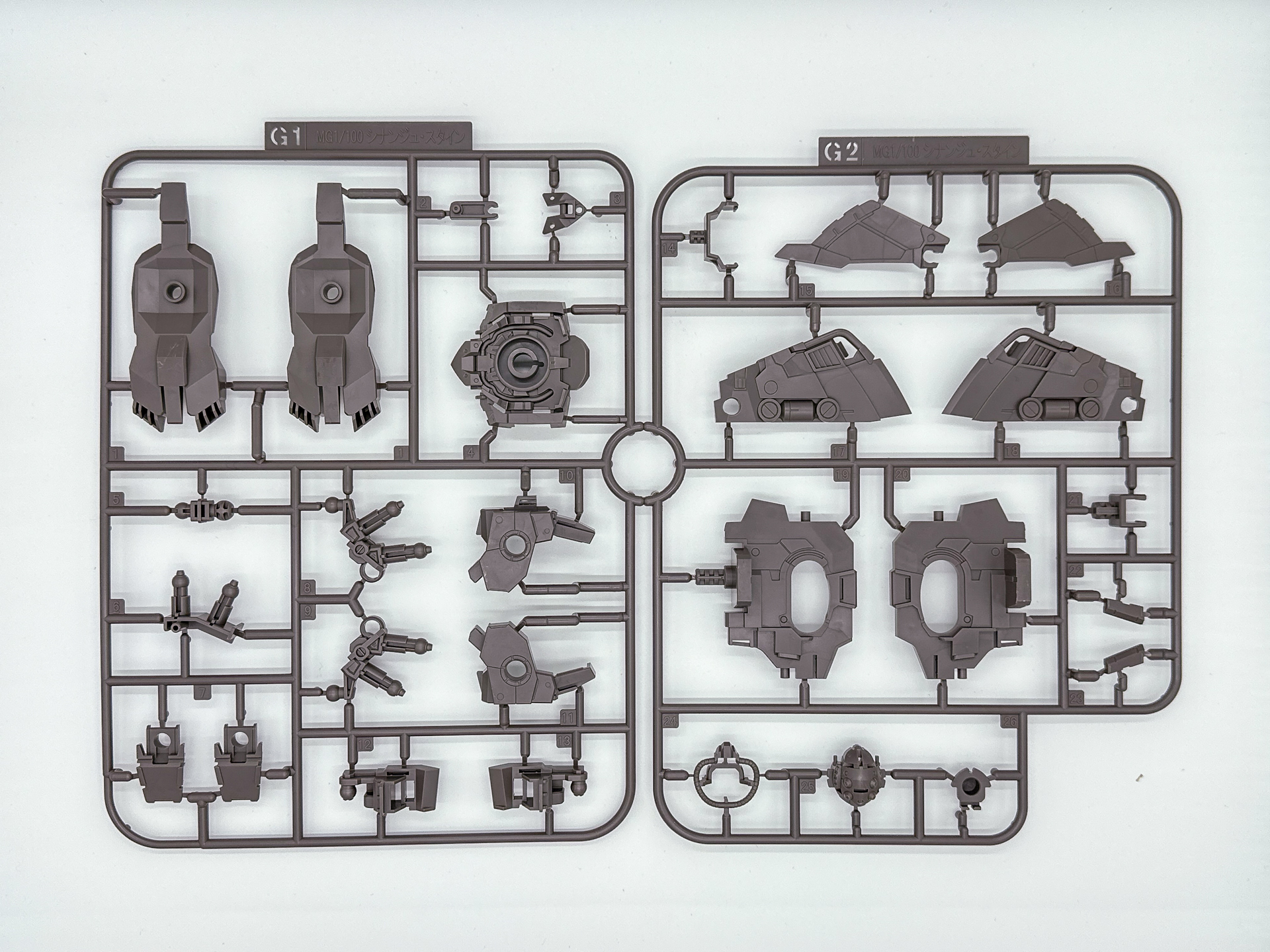 「MG 1/100 シナンジュ・スタイン (ナラティブVer.) Ver.Ka」を構成するパーツ。一部ランナーは同一のものが複数同封されています。