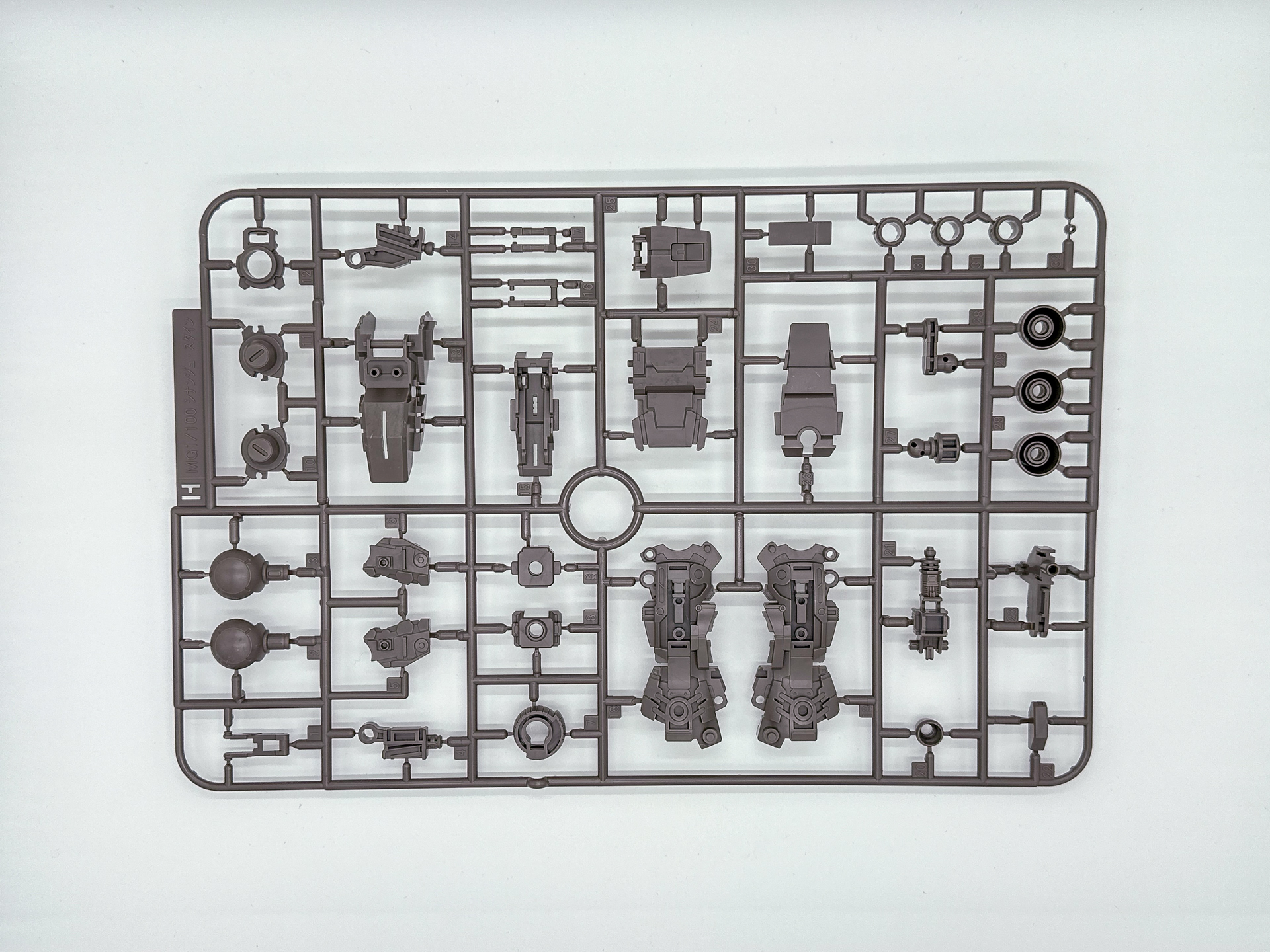 「MG 1/100 シナンジュ・スタイン (ナラティブVer.) Ver.Ka」を構成するパーツ。一部ランナーは同一のものが複数同封されています。