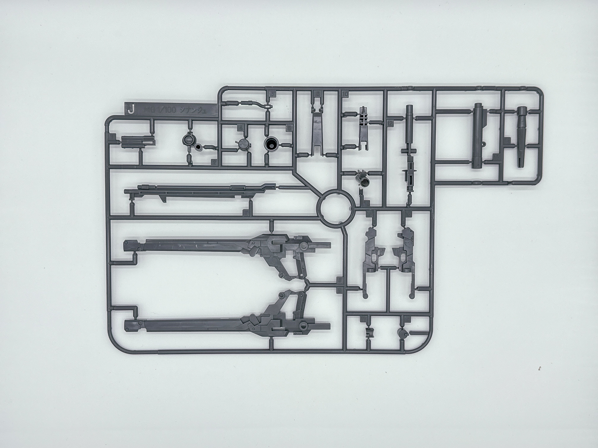 「MG 1/100 シナンジュ・スタイン (ナラティブVer.) Ver.Ka」を構成するパーツ。一部ランナーは同一のものが複数同封されています。