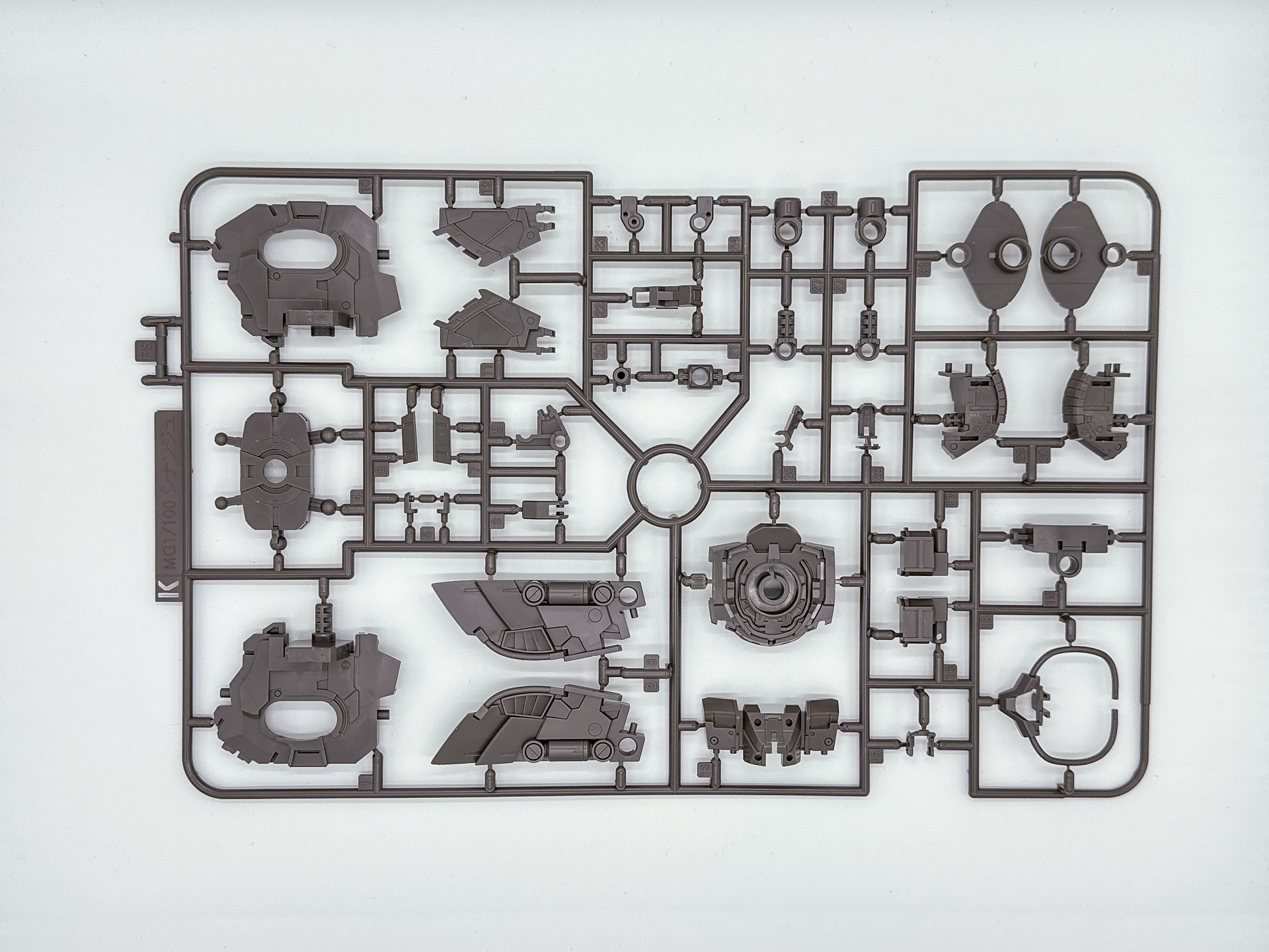 「MG 1/100 シナンジュ・スタイン (ナラティブVer.) Ver.Ka」を構成するパーツ。一部ランナーは同一のものが複数同封されています。