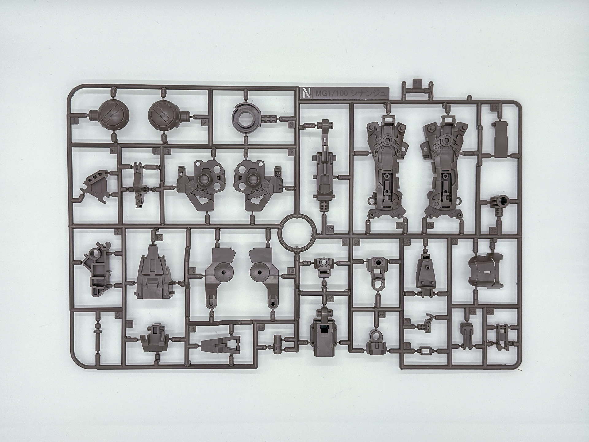 「MG 1/100 シナンジュ・スタイン (ナラティブVer.) Ver.Ka」を構成するパーツ。一部ランナーは同一のものが複数同封されています。