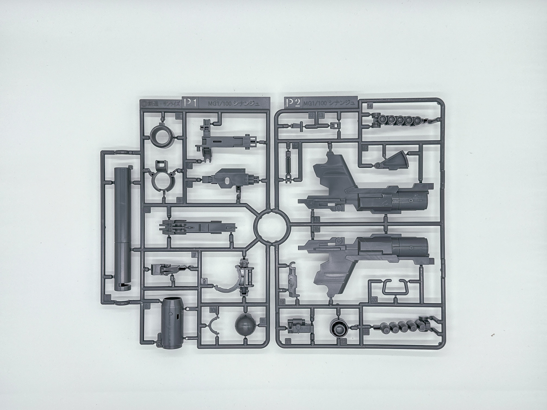 「MG 1/100 シナンジュ・スタイン (ナラティブVer.) Ver.Ka」を構成するパーツ。一部ランナーは同一のものが複数同封されています。
