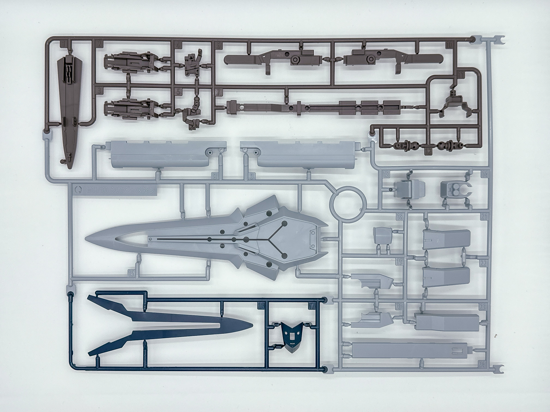 「MG 1/100 シナンジュ・スタイン (ナラティブVer.) Ver.Ka」を構成するパーツ。一部ランナーは同一のものが複数同封されています。