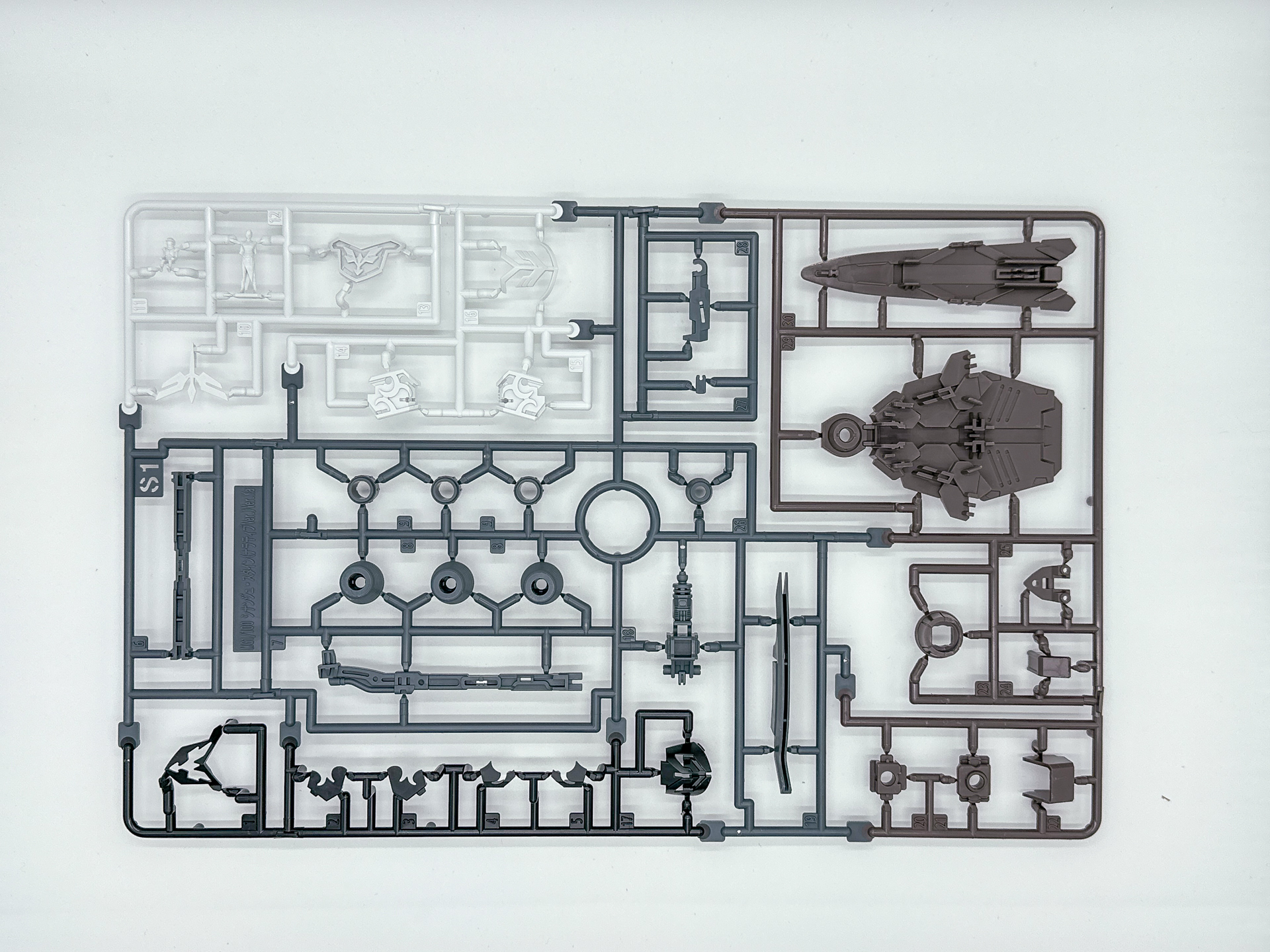 「MG 1/100 シナンジュ・スタイン (ナラティブVer.) Ver.Ka」を構成するパーツ。一部ランナーは同一のものが複数同封されています。