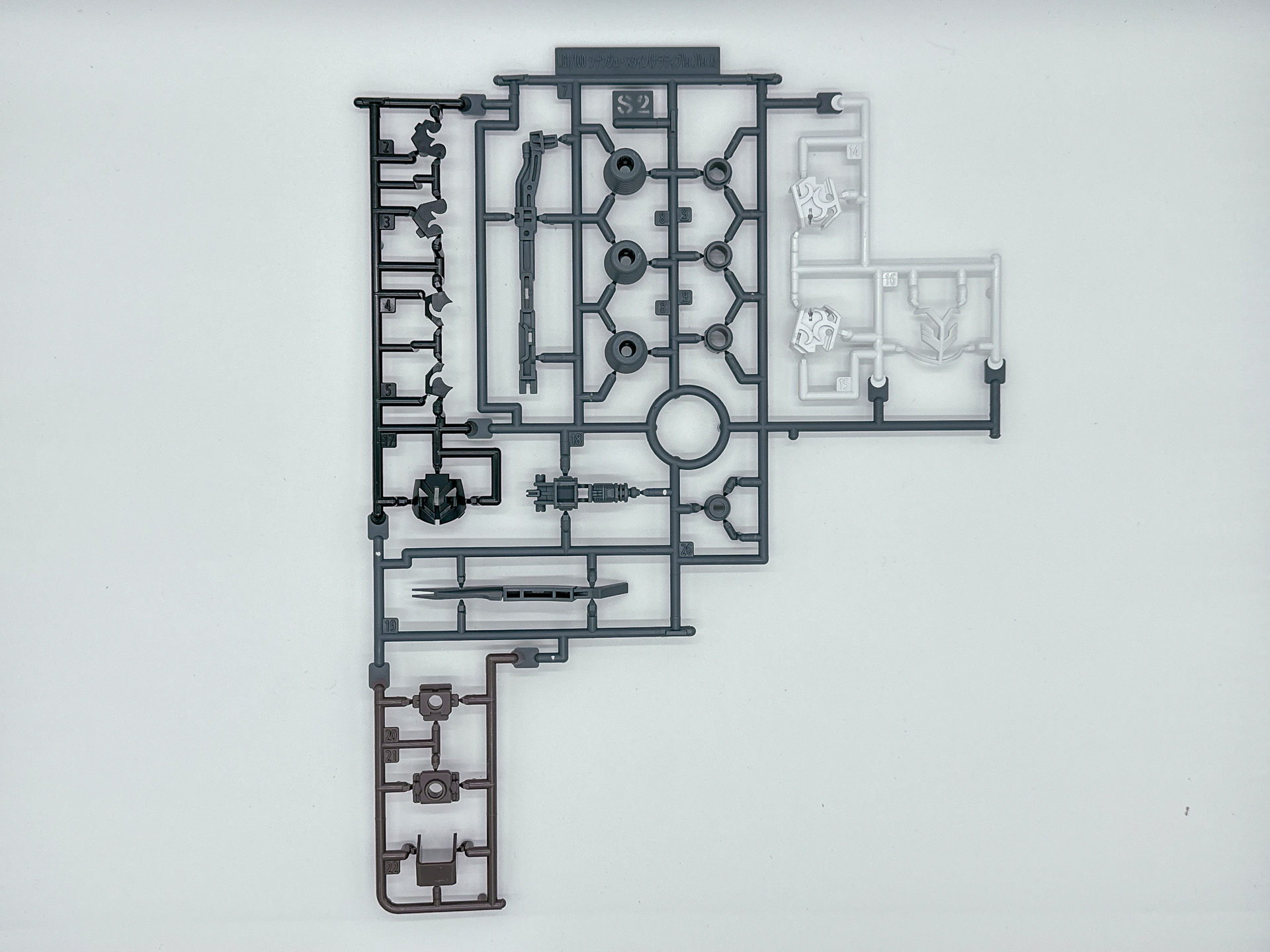 「MG 1/100 シナンジュ・スタイン (ナラティブVer.) Ver.Ka」を構成するパーツ。一部ランナーは同一のものが複数同封されています。