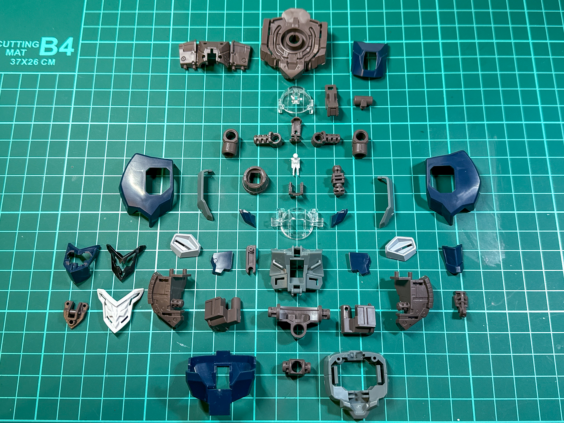 胴体部を構成するパーツ。コックピットブロックはクリアパーツにて成型されています。