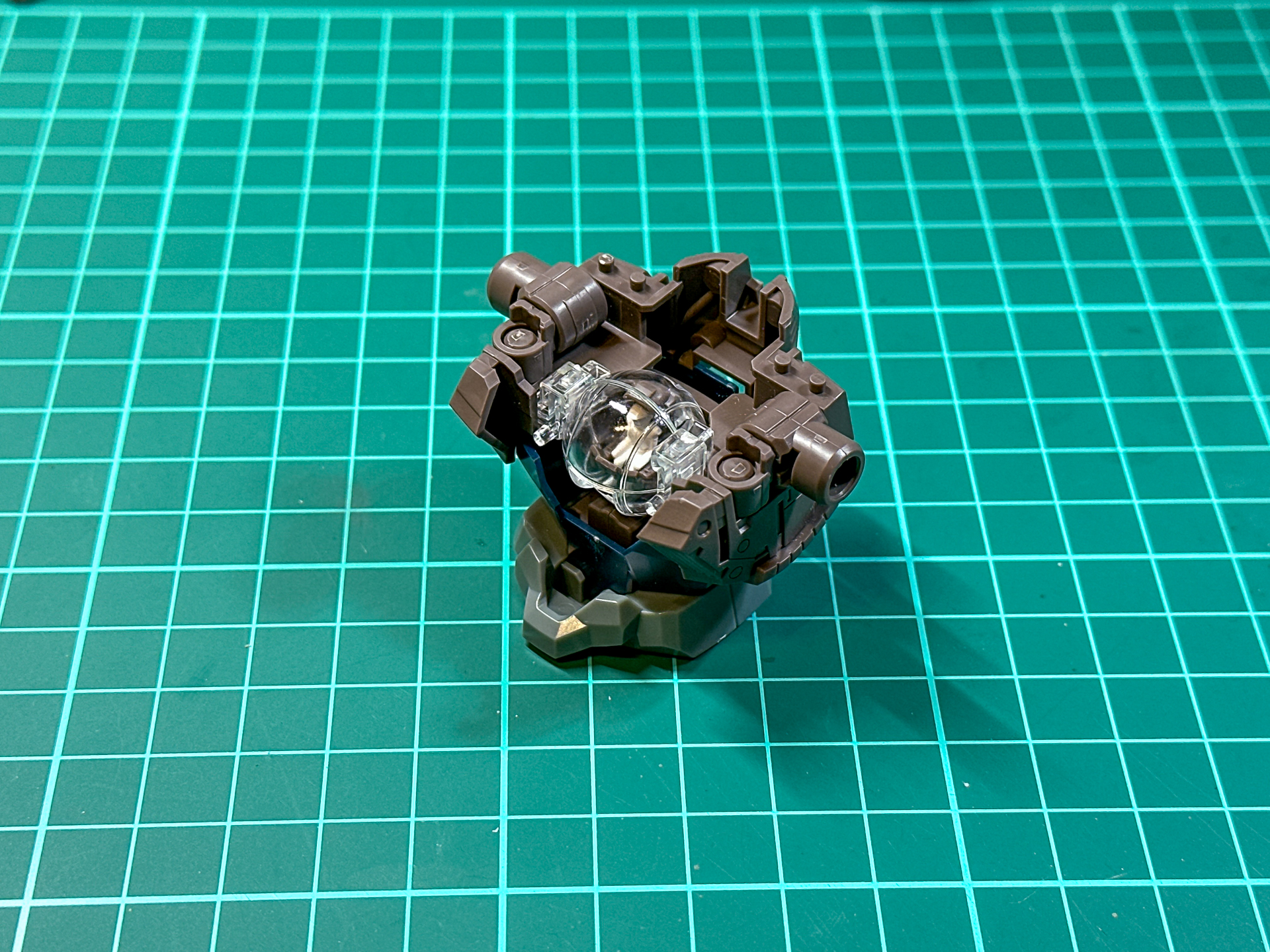 コックピットのアップ。完成後はほとんど見えなくなってしまう箇所もしっかりと造形されています。