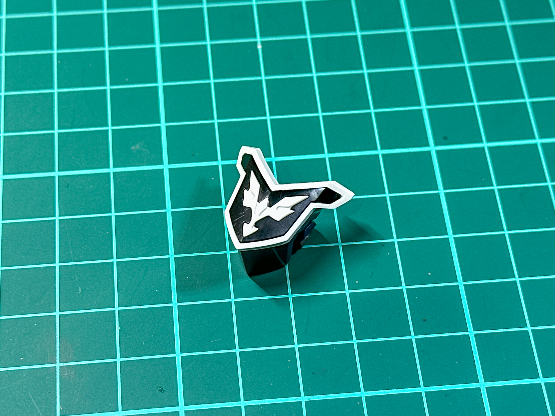 胸部エングレービングのアップ。本キットではエングレービングが全てパーツ分割による色分けとなっています。