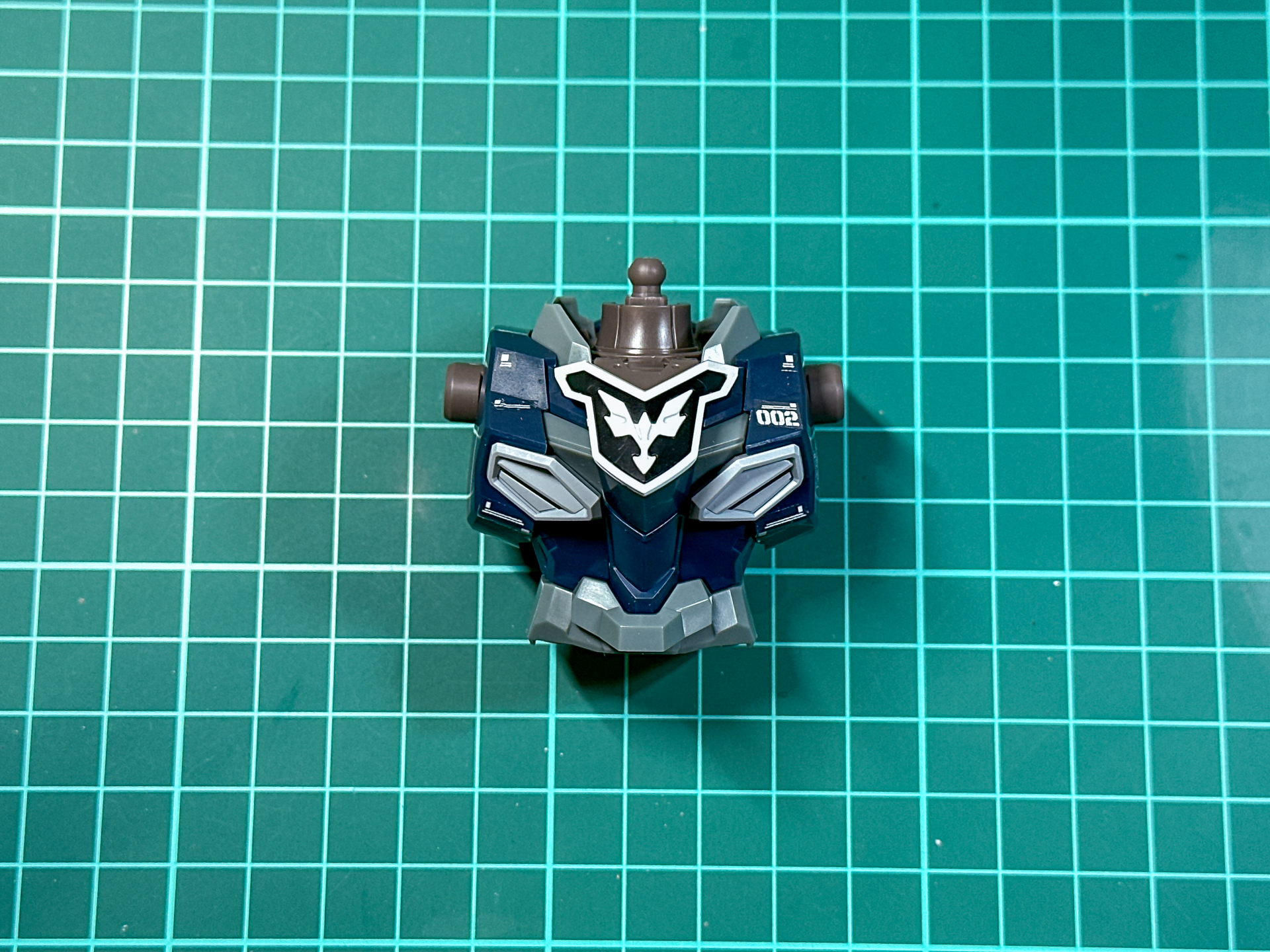 組み立てが完了した胴体部パーツ。コックピットハッチは展開ギミックがあります。