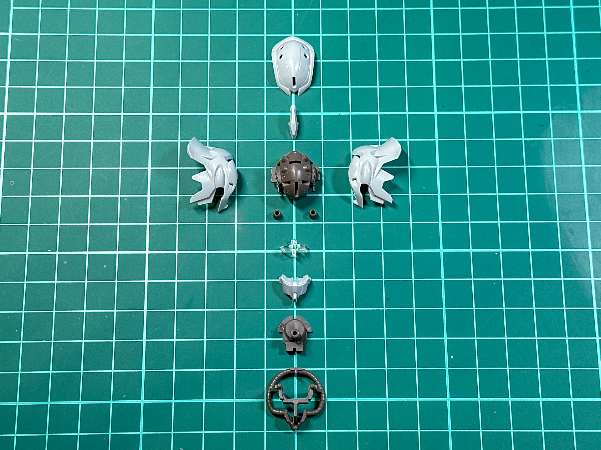 頭部を構成するパーツ。全11パーツにて構成されています。