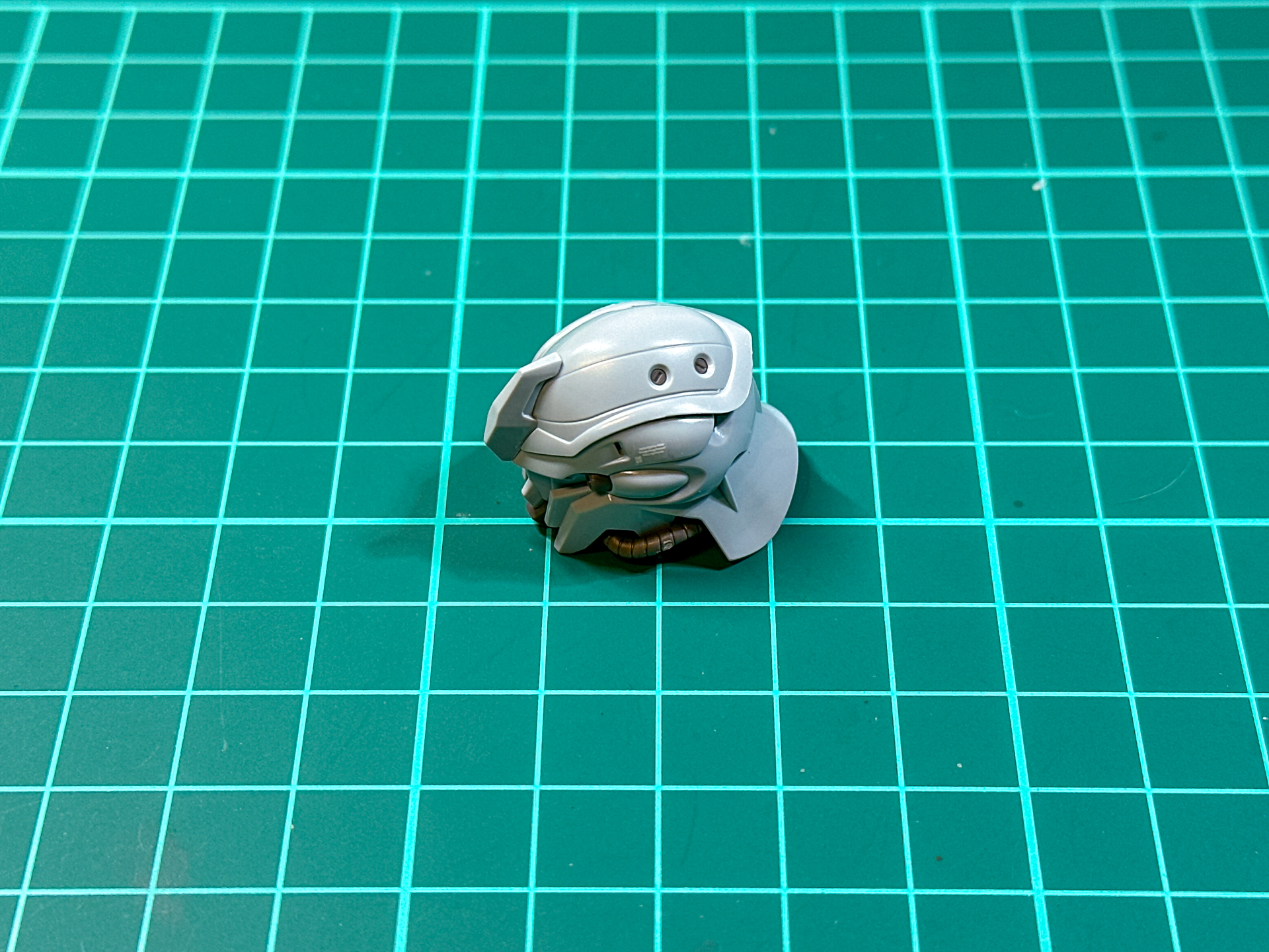 組み立てが完了した頭部パーツ。側頭部にマーキングが入ります。