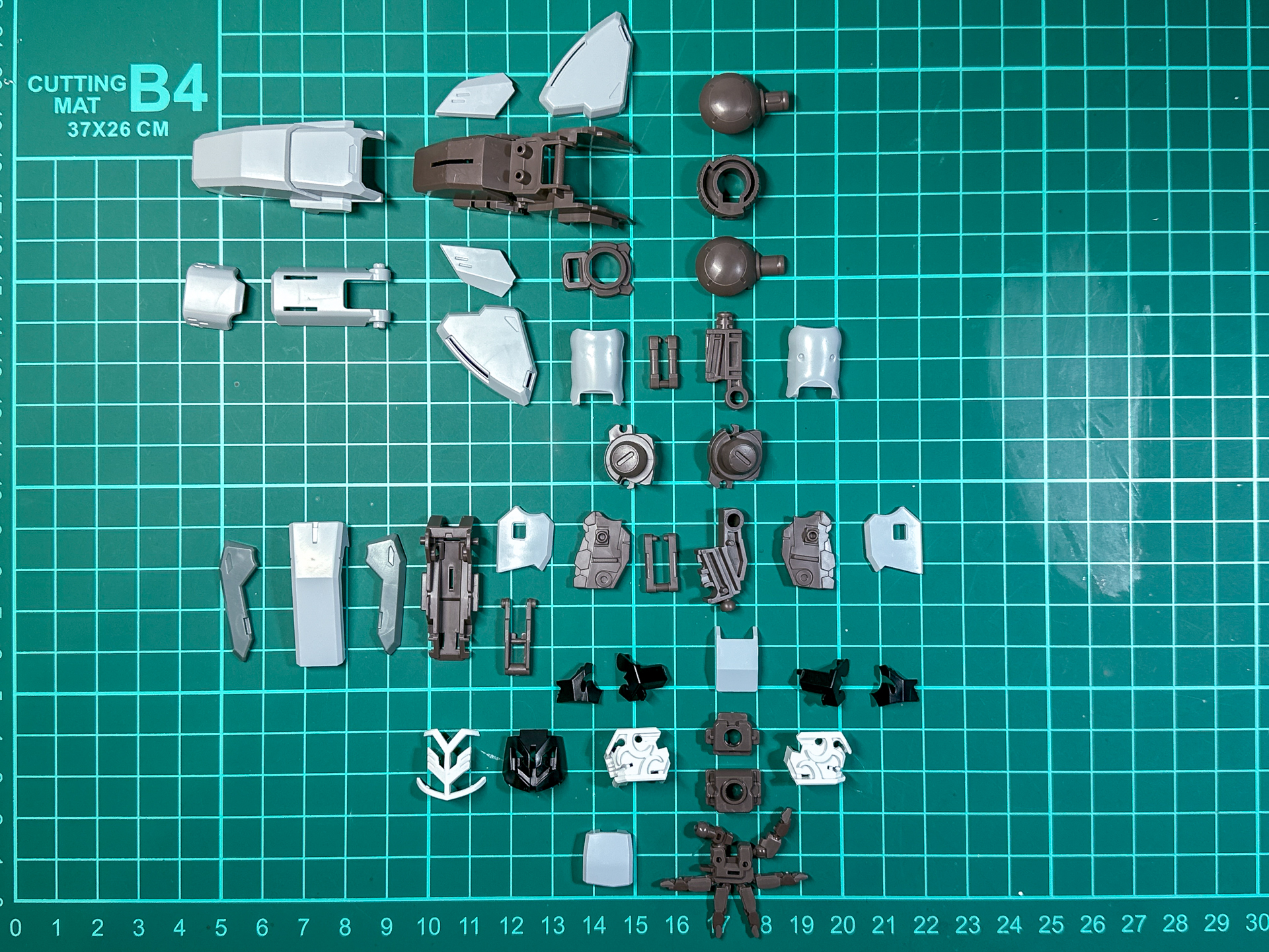 肩部アーマー及び腕部を構成するパーツ。全42パーツにて構成されています。