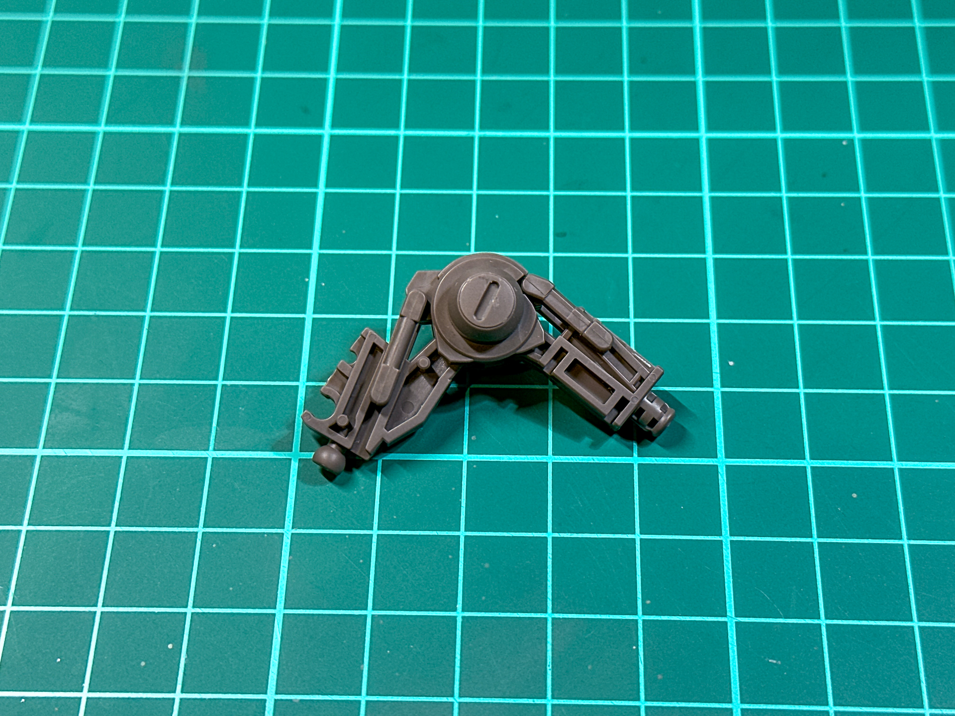 肘関節フレームの可動。シリンダー連動ギミックが搭載されています。