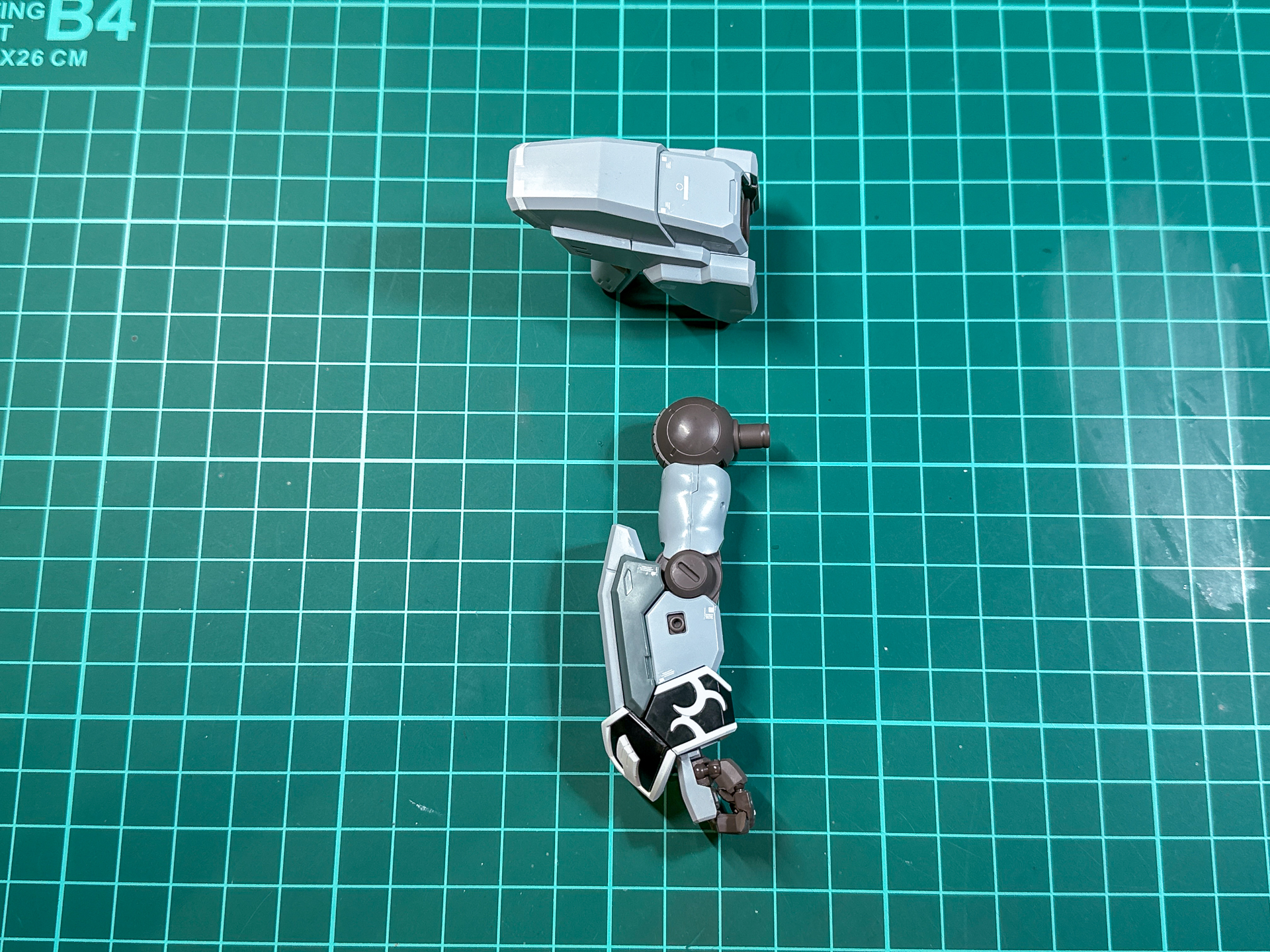 組み立てが完了した肩部アーマー及び腕部。袖部のエングレービングはパーツ分割による色分けです。