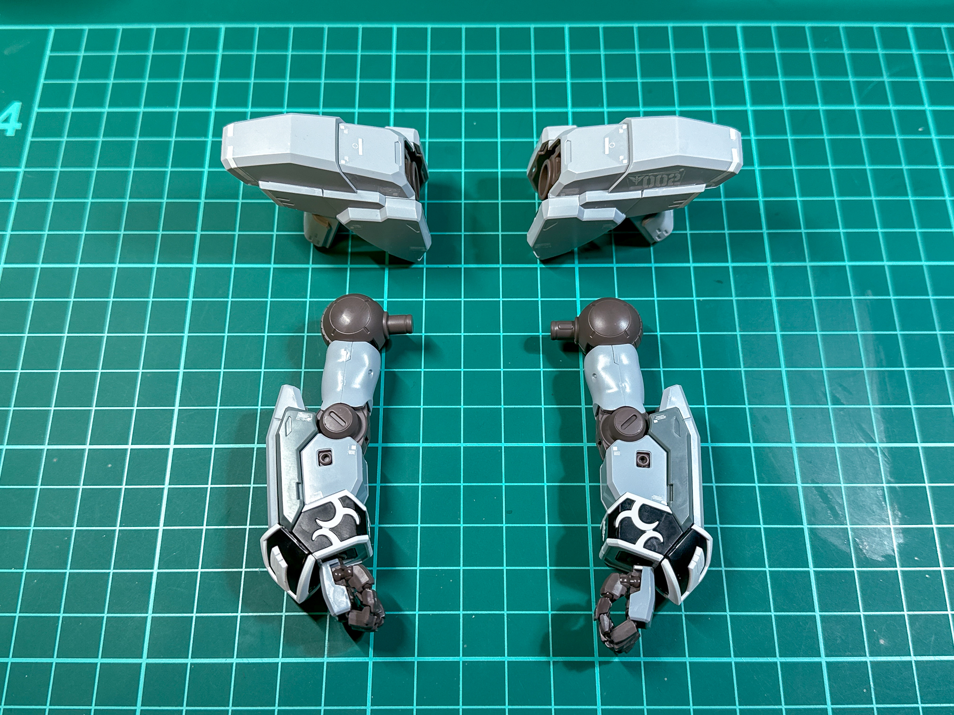 デカール貼り付けが完了した両肩及び腕部。パーツ形状は左右対称ですが、デカールは左右で異なる形状となっています。