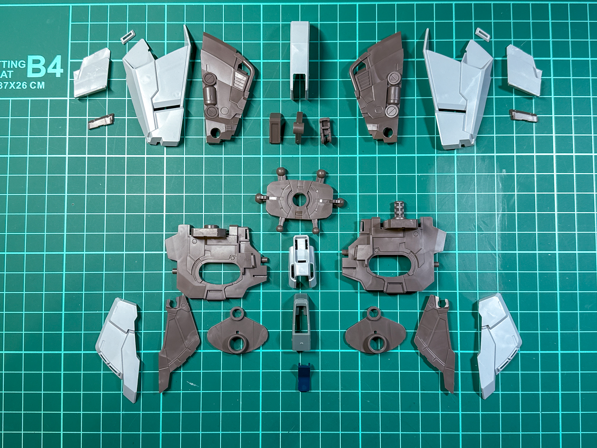 組み立て前の腰部パーツ。全26パーツにて構成されています。