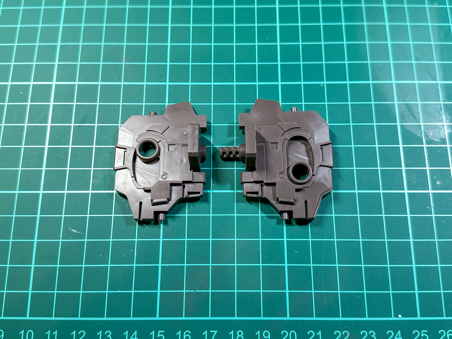 可動する股関節パーツ。ポージングによって脚部の接続位置を変更することが可能です。