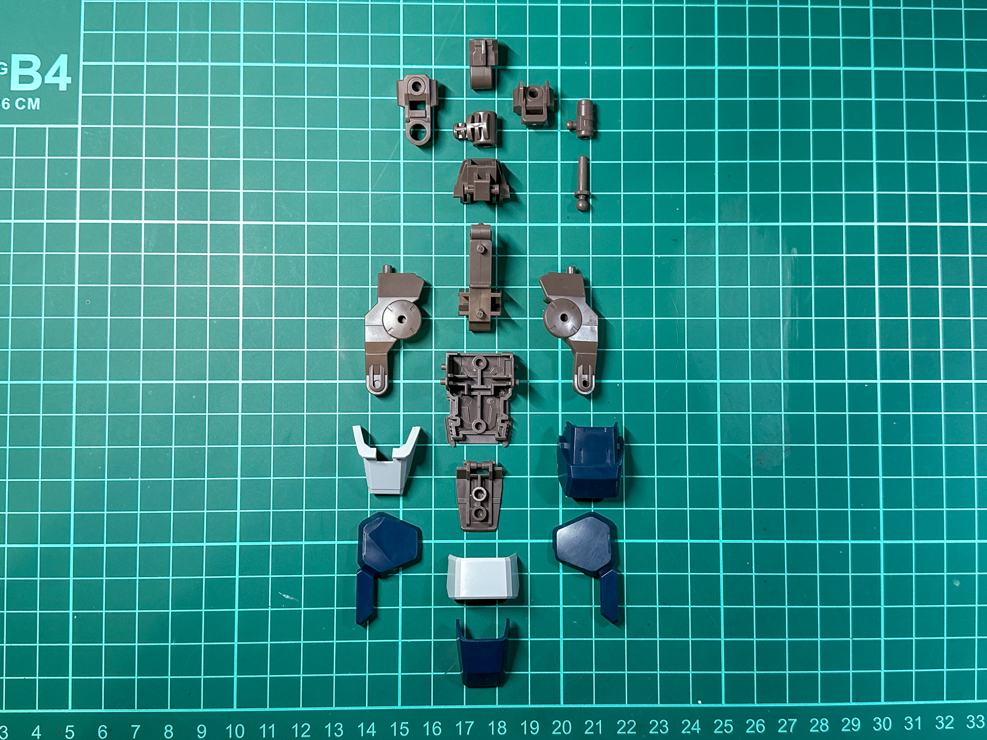 組み立て前の足部。全18パーツにて構成されています。