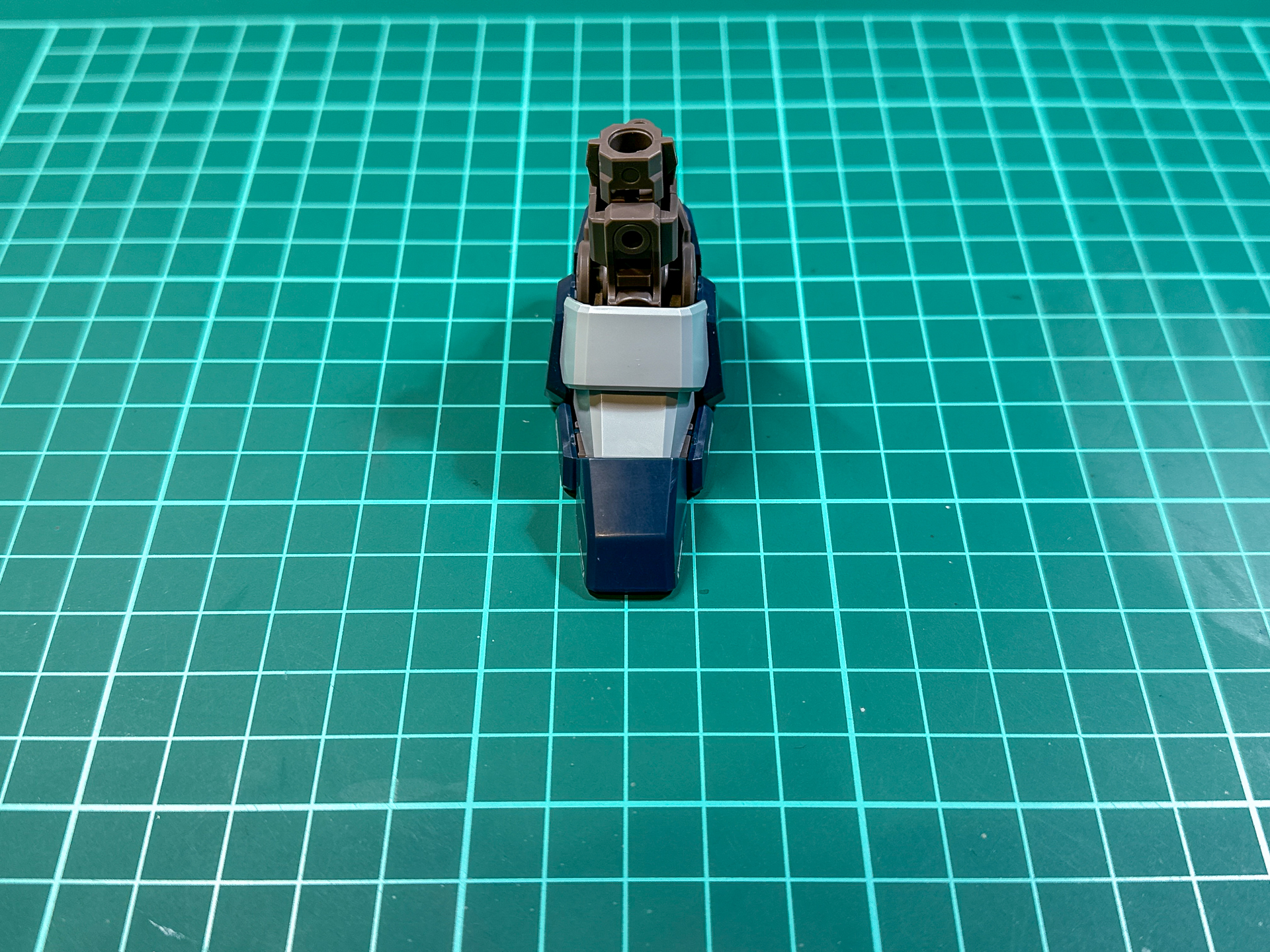 組み立てが完了した足部。左右共通の形状となっています。