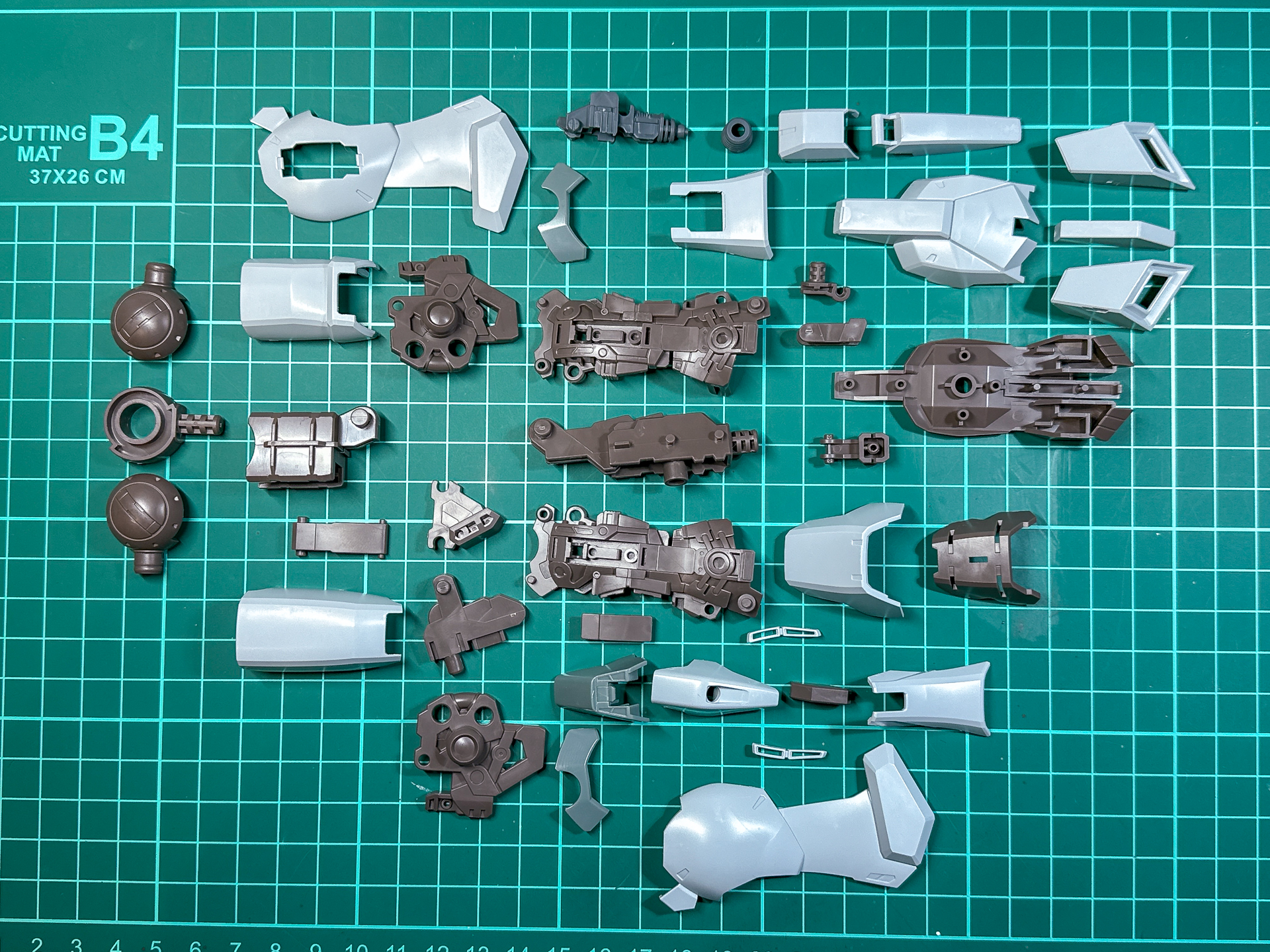 組み立て前の脚部。全40パーツにて構成されています。