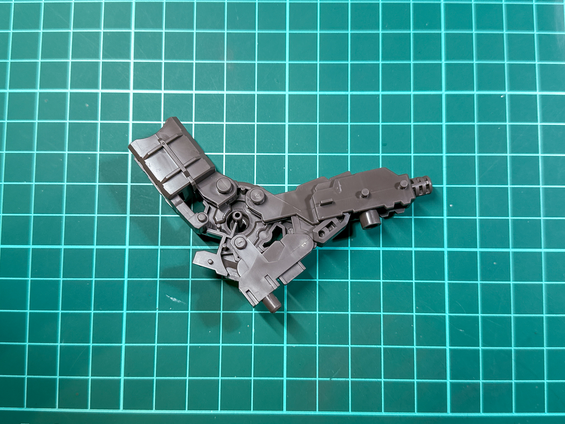 脚部の内部フレーム。膝関節の動きに連動して外装がスライドするギミックが搭載されています。