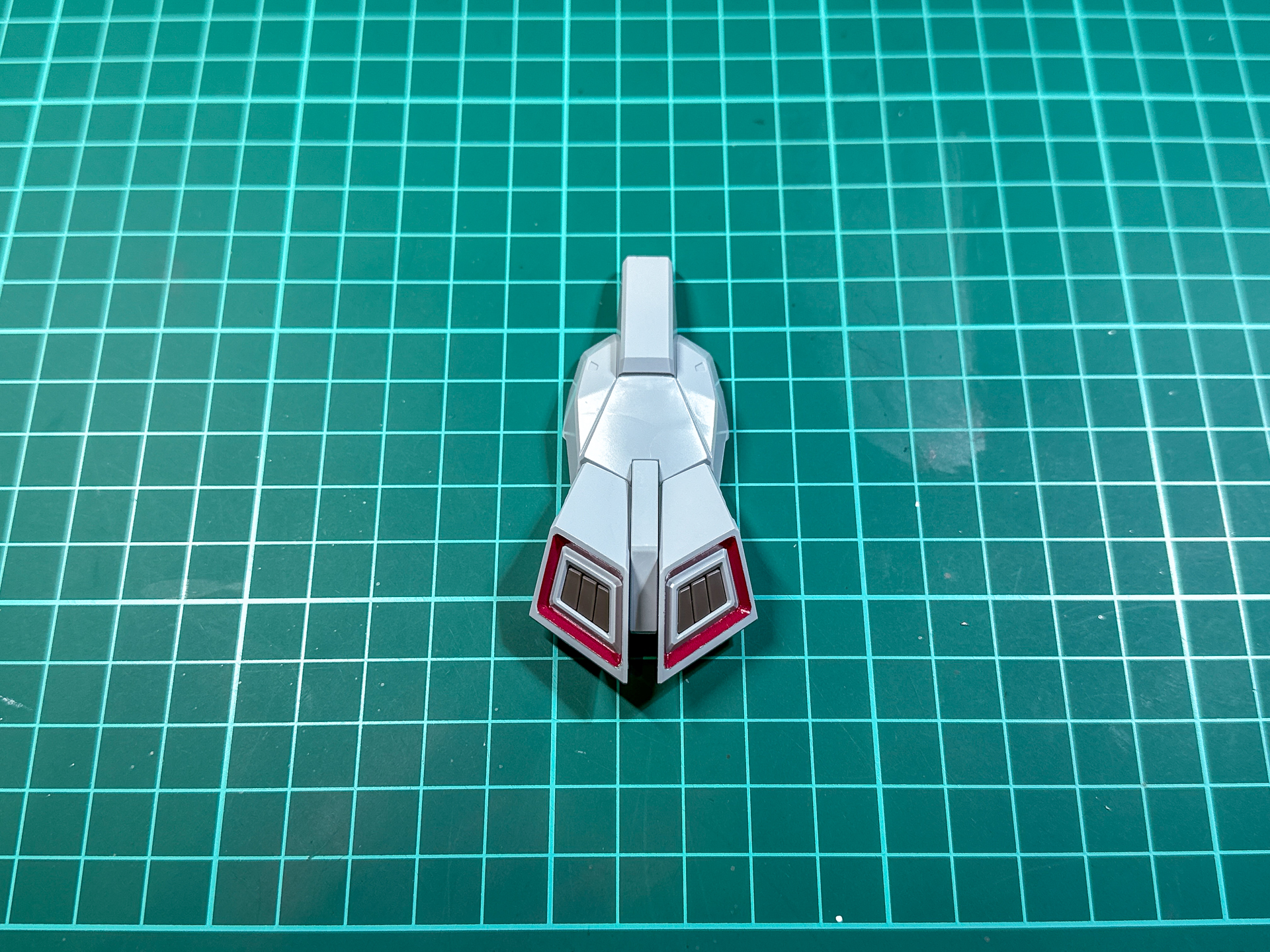 組み立てが完了した脚部スラスター。ノズル部のレッドはシールによる色分けです。