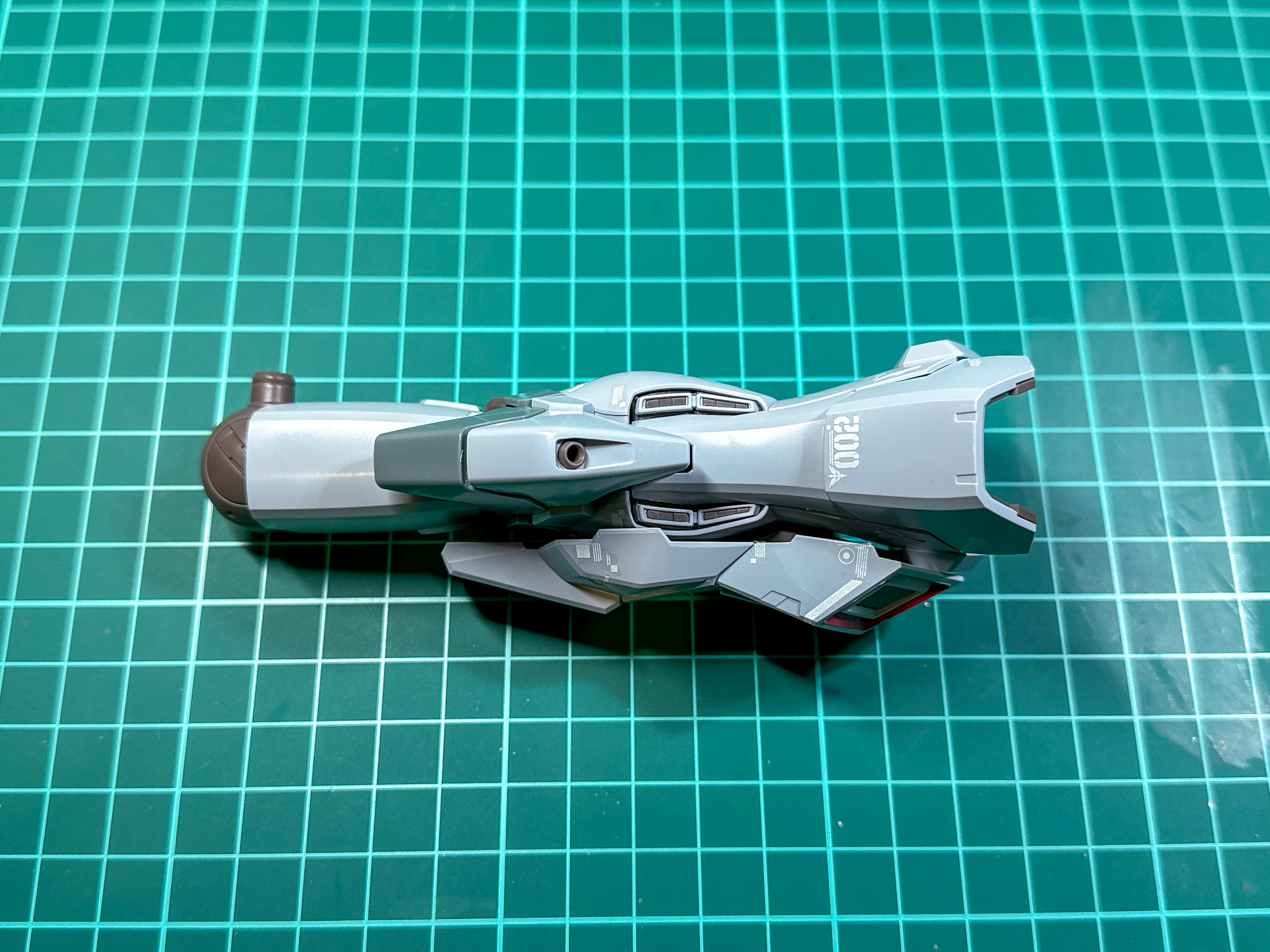 組み立てが完了した脚部。左右対称の形状となります。