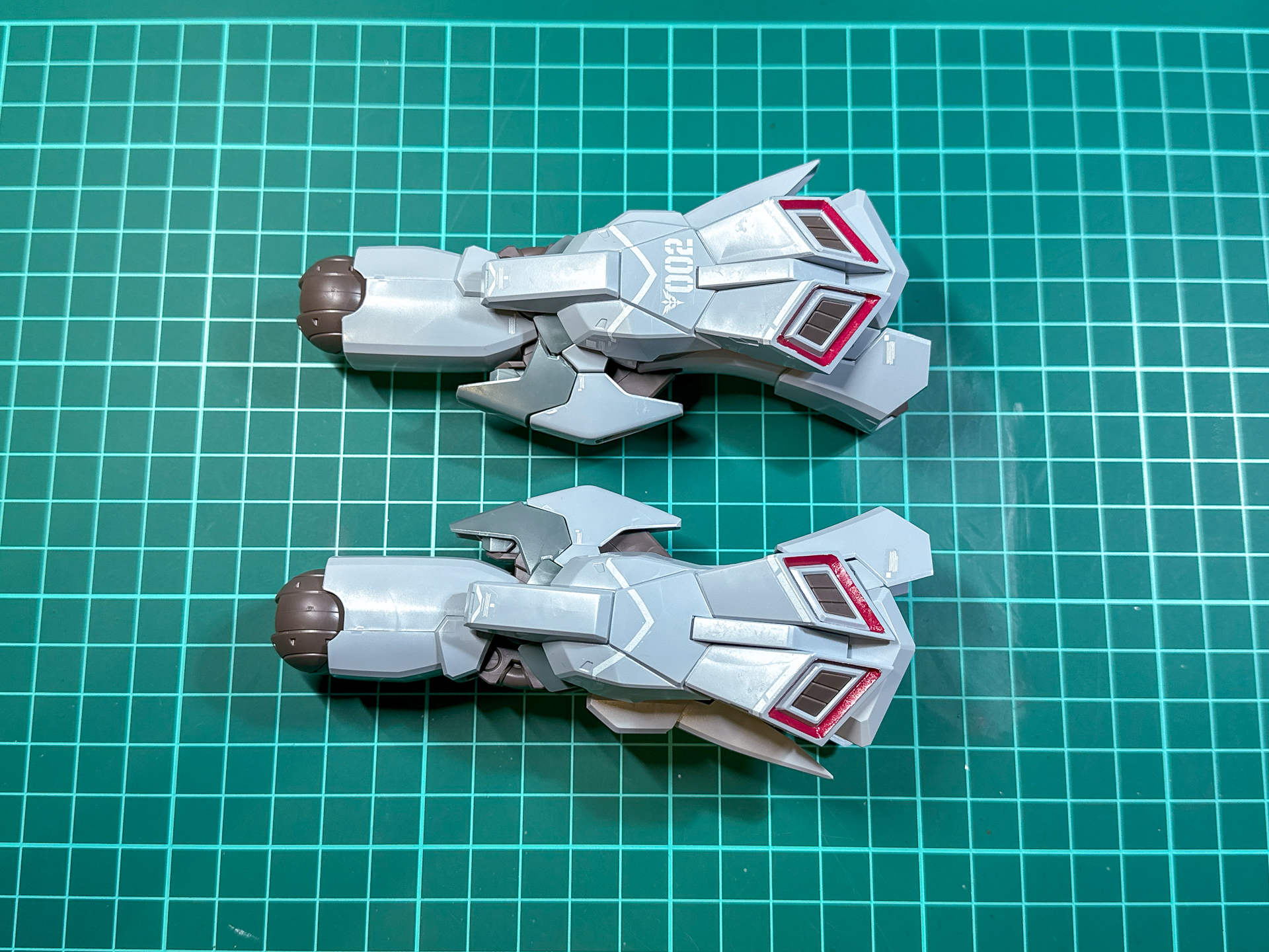 脚部の水転写デカールは機体番号のマーキング有無が左右で異なります。