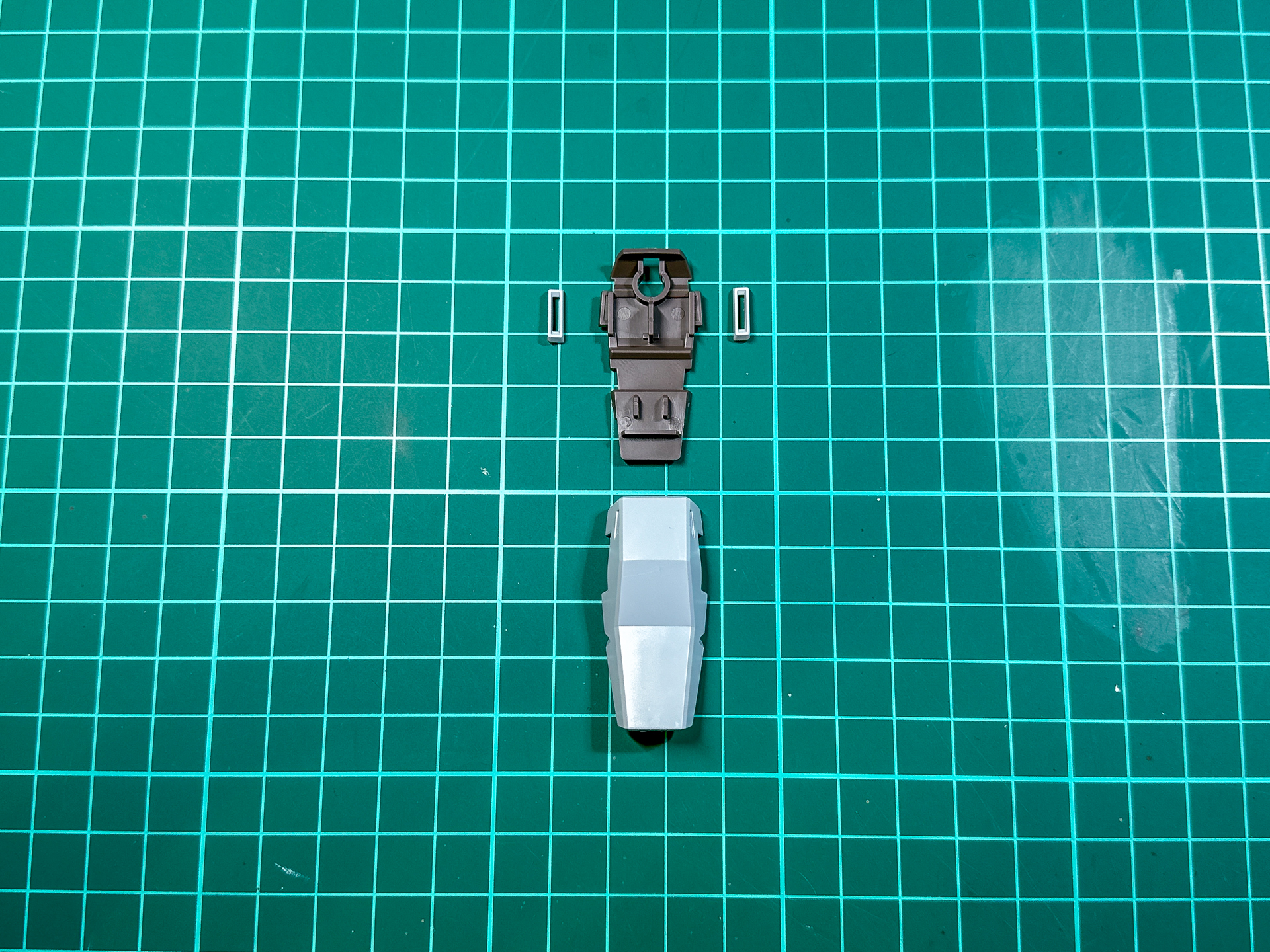 組み立て前のサイドアーマー。全4パーツにて構成されています。